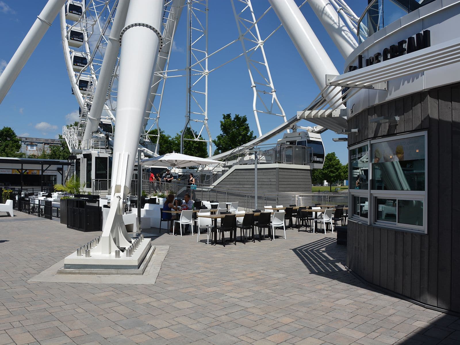 La Grand Roue de Montreal_Cafe and terraces