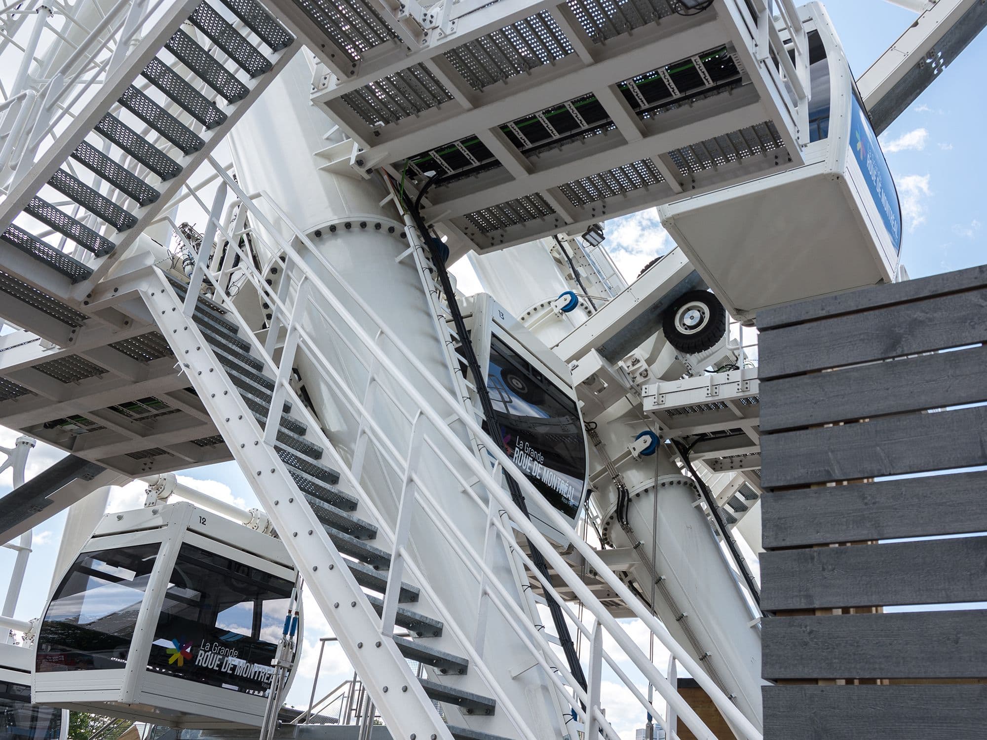 La Grand Roue de Montreal Stairs and platforms